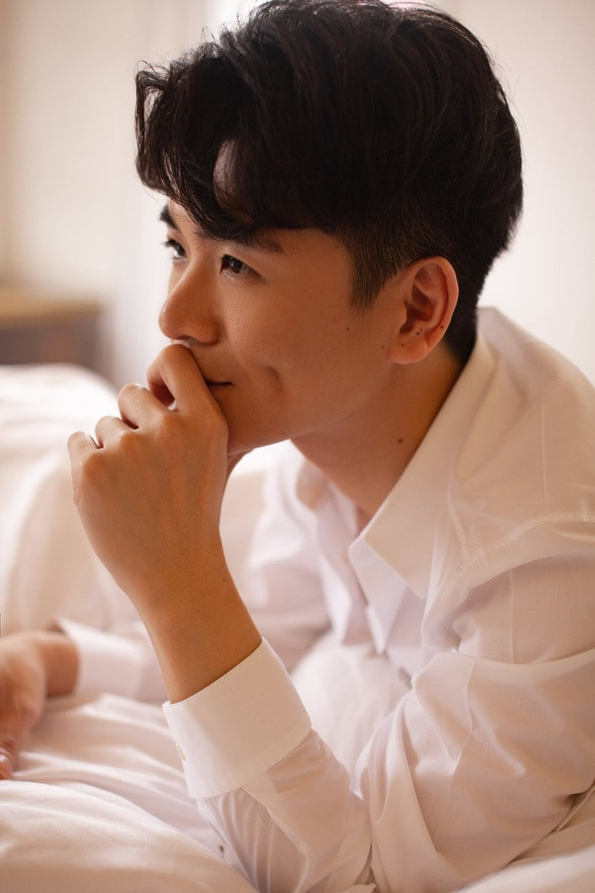 Mọi người luôn ngưỡng mộ thậm chí ganh tỵ với sự toàn diện của cậu con trai cả nhà “bầu” Hiển. Nhưng biết sao được vì đó là do bộ gen mà anh được thừa hưởng gia đình. Ngay từ tấm bé, Đỗ Quang Vinh đã khiến mọi người yêu quý ngay từ ánh nhìn đầu tiên.