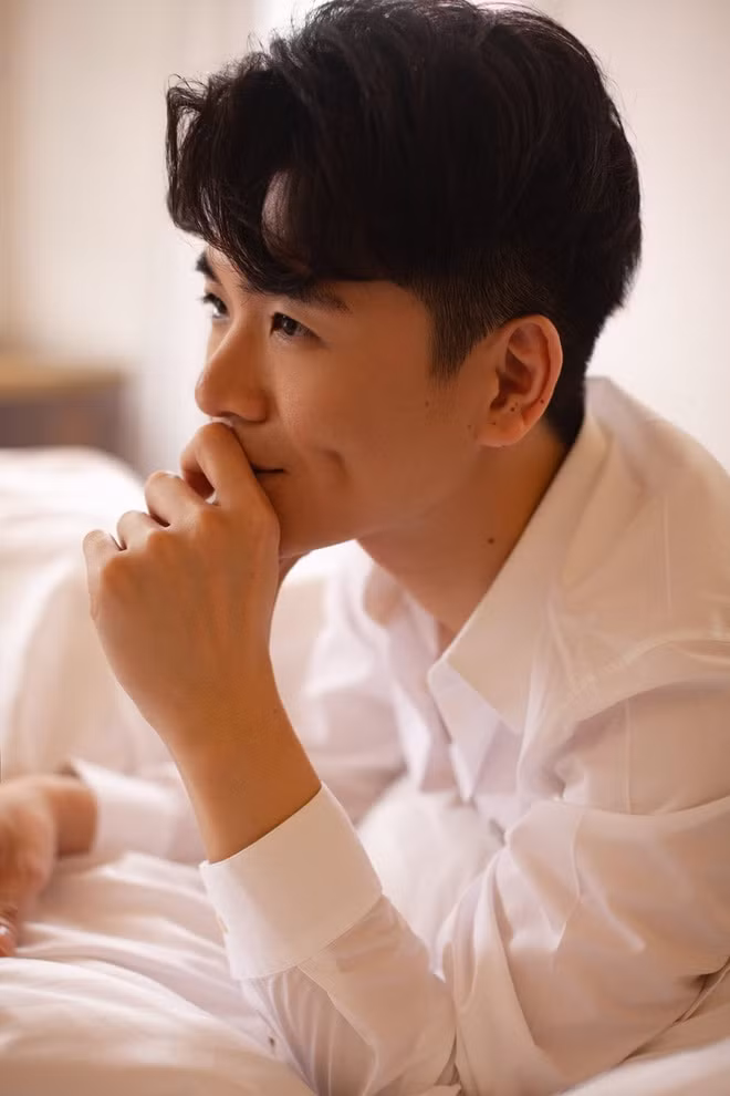 Mọi người luôn ngưỡng mộ thậm chí ganh tỵ với sự toàn diện của cậu con trai cả nhà “bầu” Hiển. Nhưng biết sao được vì đó là do bộ gen mà anh được thừa hưởng gia đình. Ngay từ tấm bé, Đỗ Quang Vinh đã khiến mọi người yêu quý ngay từ ánh nhìn đầu tiên.