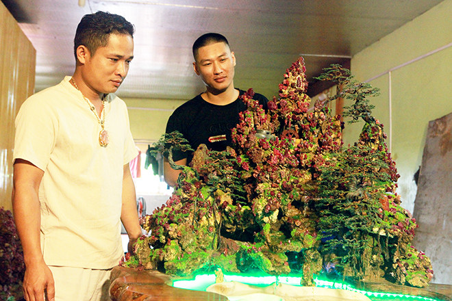 Chiec ban gan hang nghin vien da quy, doc dao nhat Viet Nam-Hinh-3