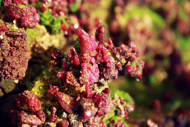 Chiec ban gan hang nghin vien da quy, doc dao nhat Viet Nam-Hinh-6