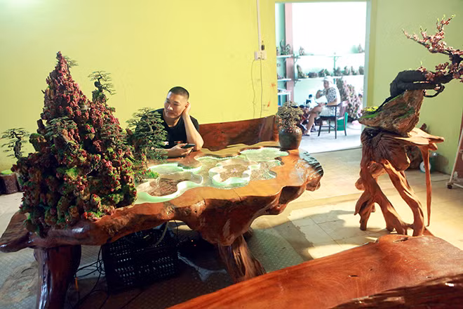 Chiec ban gan hang nghin vien da quy, doc dao nhat Viet Nam