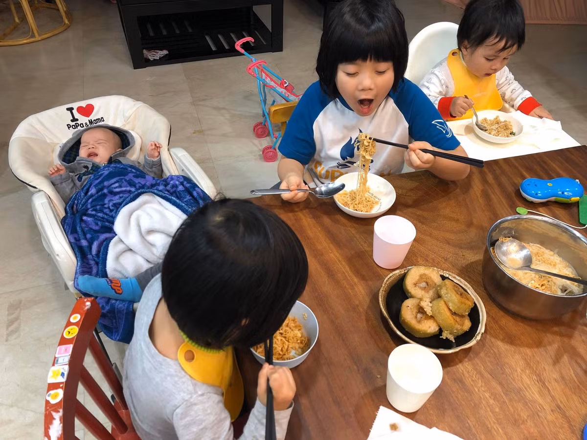 MC Minh Trang dong con nhat nhi showbiz ma van bi giuc de them-Hinh-7