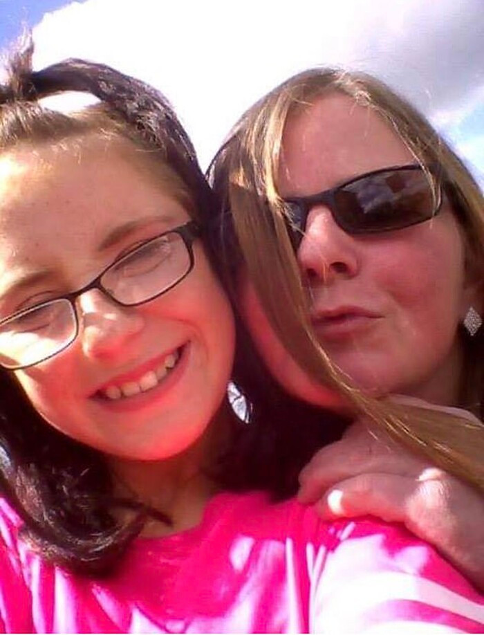 Nguoi me bo mac con gai sap chet di uong ruou voi ban be