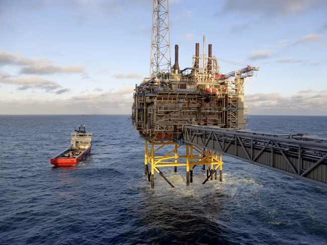 Theo CNBC, một cốc bia loại ngon ở Canada có thể có giá 5 USD (~115.000 đồng). Nhưng bây giờ, giá một thùng dầu còn thấp hơn một cốc bia.