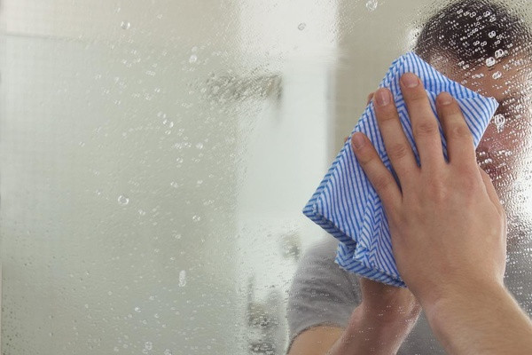 Khong dung nuoc tay rua guong trong nha tam van sach bong kin kit