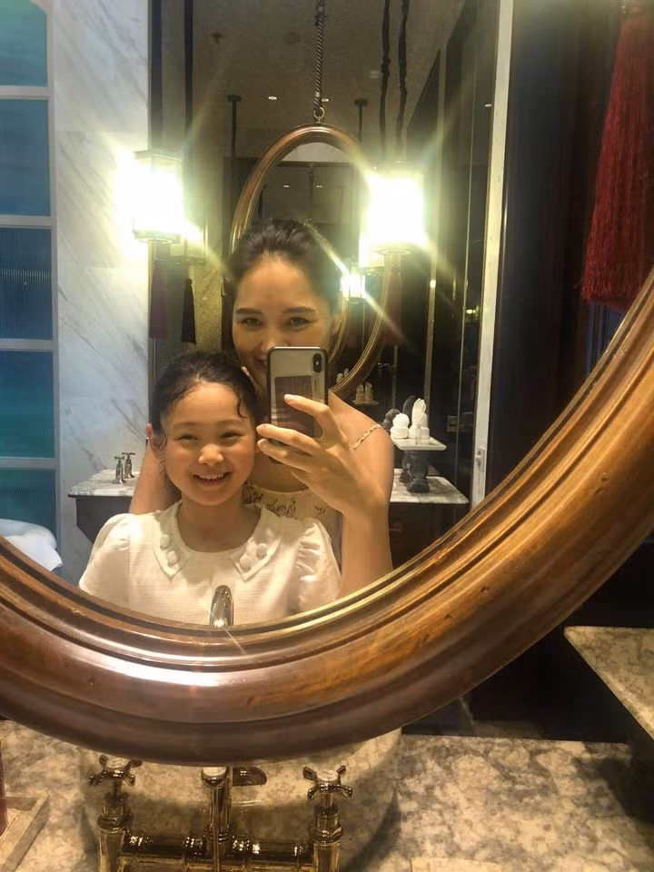 Ai nu nha Huong Giang khien ai nay ngo ngang: 'Dung la con hoa hau'