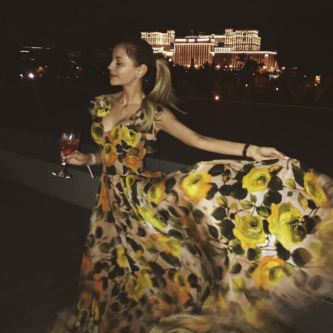 Tuy nhiên, nhiều người cho rằng việc Julia khoe khoang sự giàu có trong khi bản thân cô không thực sự đạt được thành tựu đáng kể là không đáng biểu dương. Song cô khẳng định bản thân không hư hỏng, và "việc sinh ra trong gia đình giàu có không phải lỗi của mình".