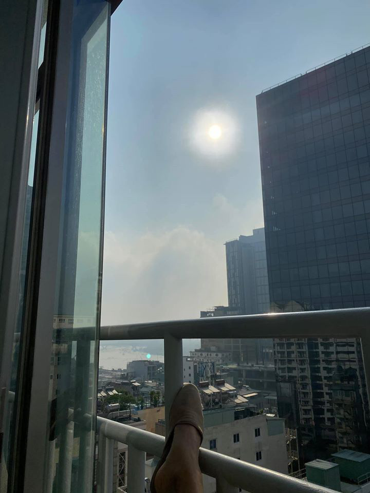 Góc ban công của Mai Phương Thúy giữa thành phố hoa lệ nhìn ra những tòa cao ốc chọc trời. Cô chia sẻ, ban công nhà mình hóng gió, đón nắng đều tuyệt vời.