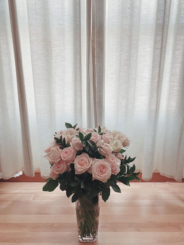 Mai Phương Thúy dường như có niềm yêu thích với hoa hồng. Cô thường xuyên cắm hoa hồng để căn hộ có thêm màu sắc.