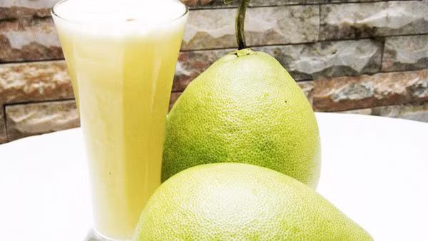 Uong nuoc ep buoi dung khung gio nay giup ban giam can-Hinh-2