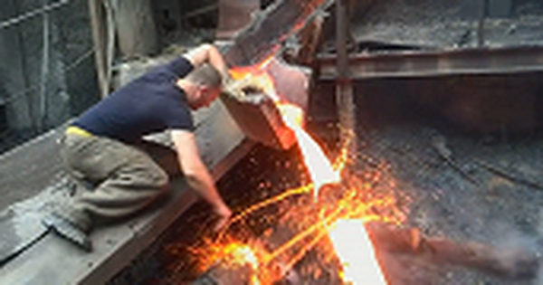 Vi sao thoc tay vao kim loai nong chay ma khong bi bong?