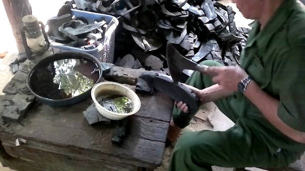 Lịch sử của những đôi dép huyền thoại ở Việt Nam - Hình 2 Lich su cua nhung doi dep huyen thoai o Viet Nam-Hinh-2