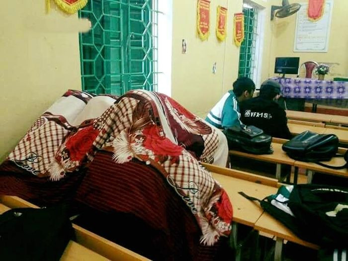 Kieu thoi trang kho hieu di hoc mua ret cua nu sinh-Hinh-8