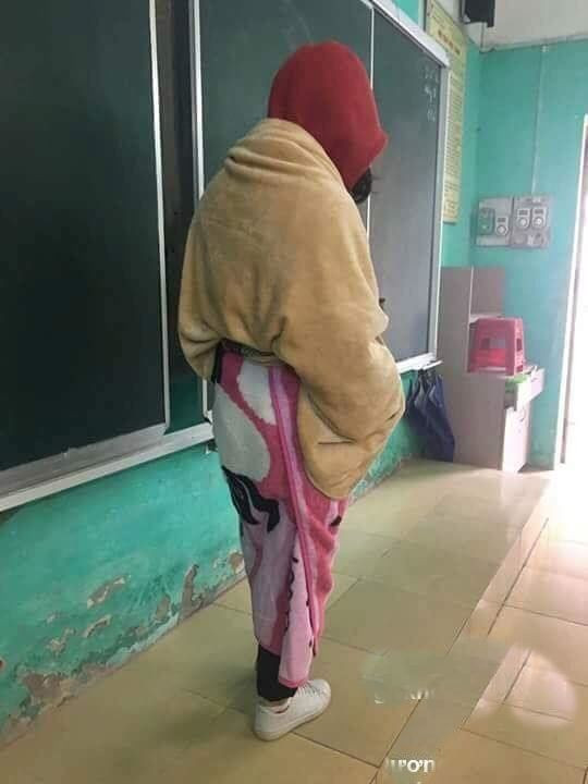 Kieu thoi trang kho hieu di hoc mua ret cua nu sinh-Hinh-10