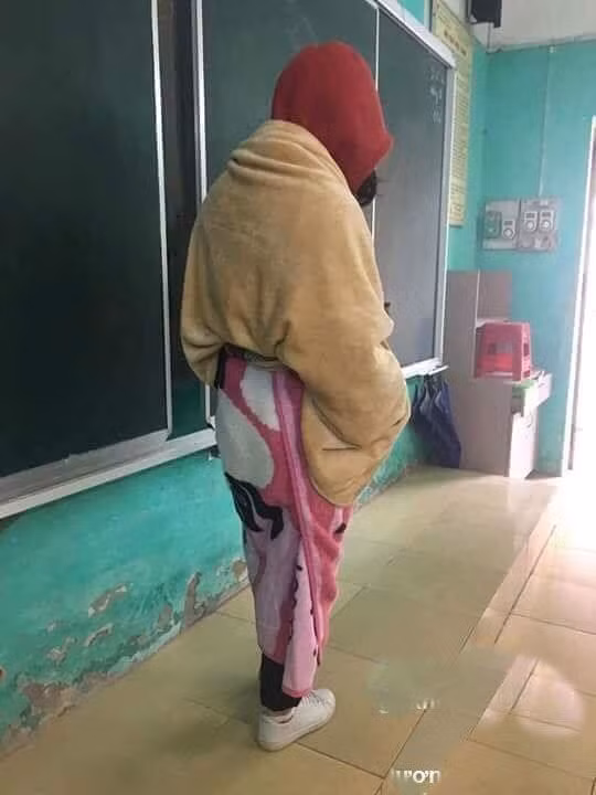 Kieu thoi trang kho hieu di hoc mua ret cua nu sinh-Hinh-10