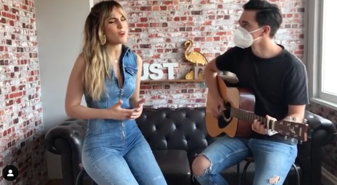 Edurne thường xuyên khoe giọng hát trên trang cá nhân. Hiện tại, tài khoản mạng xã hội của cô có 1,5 triệu người theo dõi.