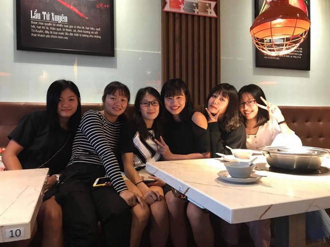 “Nhan sắc của kình ngư ngày càng lên hương”, “Con gái ai cũng đều muốn mình xinh đẹp”, “Nhìn Ánh Viên ở hình ảnh ngoài đời thường thấy xinh đẹp lên trông thấy”… là những bình luận mà người hâm mộ dành cho Ánh Viên.