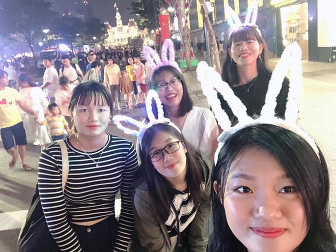 Sau cả năm tập luyện và thi đấu vất vả, đây là lúc Ánh Viên được thư giãn, nghỉ ngơi và không cần suy nghĩ về những áp lực trên đường đua. Chỉ khi ở bên gia đình và bạn bè, cô nàng mới thực sự trở về với đúng tính cách của tuổi 23 đầy trẻ trung, năng động