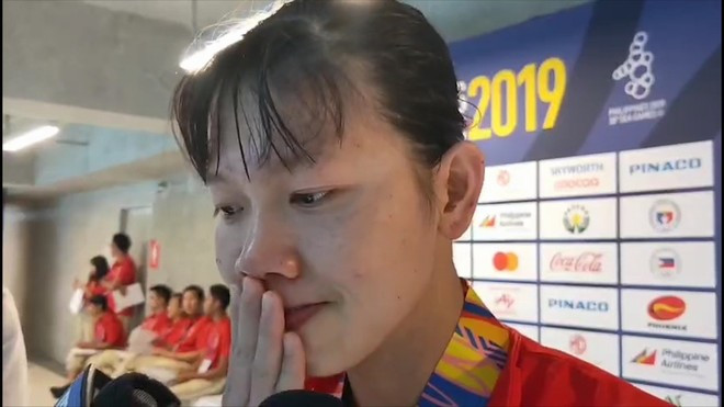 Hình ảnh nữ kình ngư số 1 Việt Nam bật khóc khi được hỏi về áp lực thi đấu tại Philippines khiến nhiều người lo lắng.