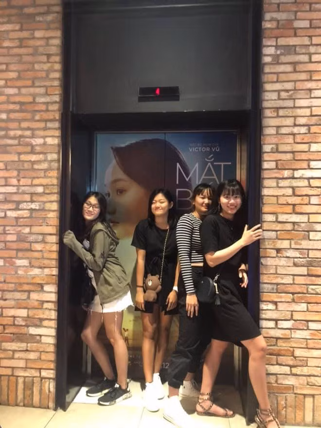 Hình ảnh đời thường mới đây của cô nàng sinh năm 1996 khiến người hâm mộ bất ngờ bởi nhan sắc ngoài đời xinh đẹp, rạng rỡ.