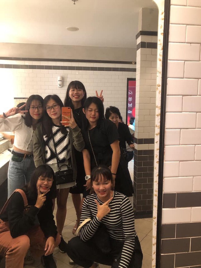 Sau khi đạt thành tích xuất sắc của mình tại SEA Games, Ánh Viên đã có thời gian nghỉ ngơi, quây quần cùng người thân và bạn bè.