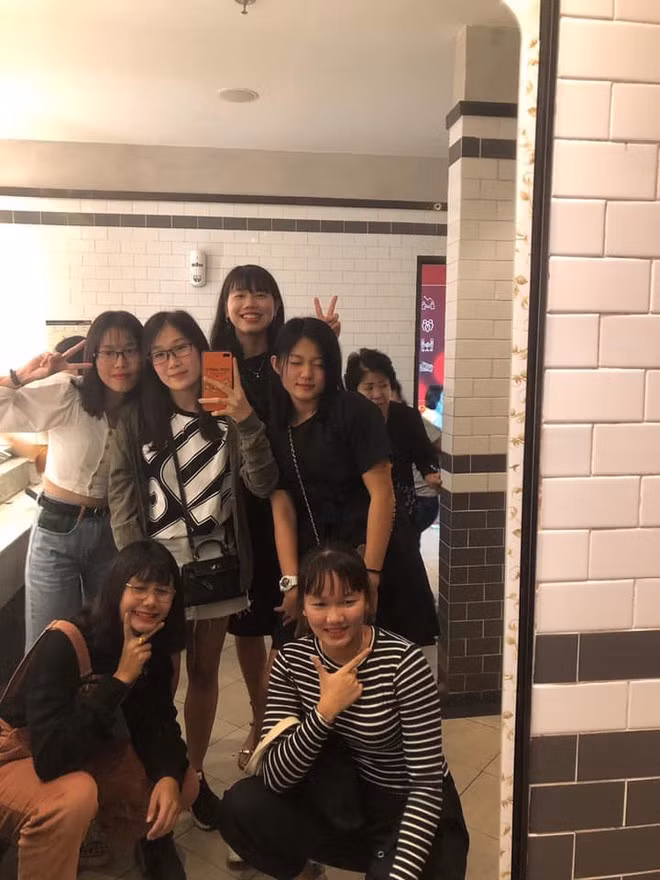 Sau khi đạt thành tích xuất sắc của mình tại SEA Games, Ánh Viên đã có thời gian nghỉ ngơi, quây quần cùng người thân và bạn bè.