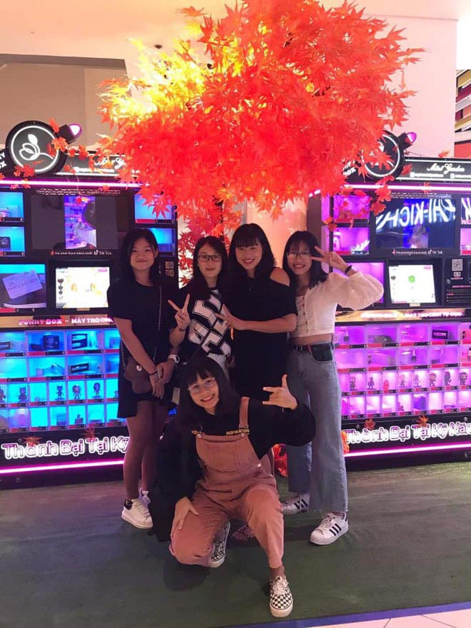 Ánh Viên tụ tập bạn bè thân thiết đi ăn và đi xem phim. Cô nàng còn mặc váy, trang điểm xinh xắn đồng thời tạo dáng chụp ảnh đầy tinh nghịch cùng hội chị em.