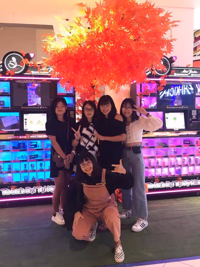 Ánh Viên tụ tập bạn bè thân thiết đi ăn và đi xem phim. Cô nàng còn mặc váy, trang điểm xinh xắn đồng thời tạo dáng chụp ảnh đầy tinh nghịch cùng hội chị em.