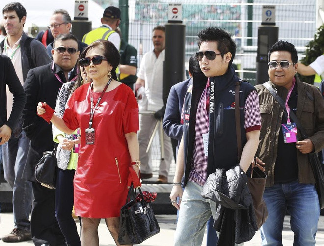 Phia sau lan song tay chay Redbull tai Thai Lan