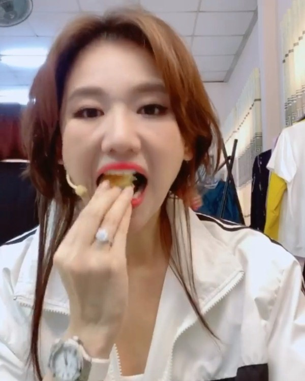 Nhung guong mat my nhan bi vuong on ao 'an uong kem sang'-Hinh-2