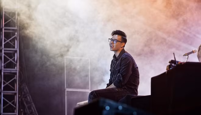 Nửa kia của Đông Hùng sinh năm 1999, kém anh 6 tuổi. Giọng ca quê Hưng Yên chia sẻ: "Quen một người trẻ hơn thì tôi cũng được trẻ lại, cười suốt ngày. Vợ tôi luôn ủng hộ công việc của tôi, nên nếu có lo lắng, có lẽ cô ấy chỉ lo lắng khi tôi có vấn đề về sức khoẻ thôi". Đông Hùng không chia sẻ nhiều thông tin về vợ tương lai, anh cho hay thời gian gần đây muốn sống kín đáo hơn trước. Nam ca sĩ nói thêm hiện anh và bạn gái đã chọn được ngày ăn hỏi cụ thể nhưng sẽ không thông báo sớm.