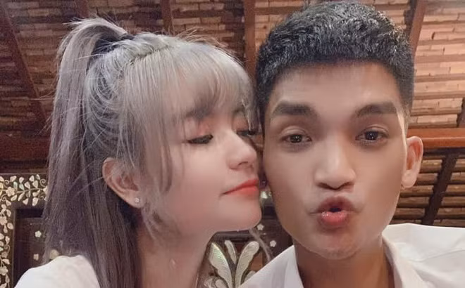 Ngày 13/3, Thảo Vy - bạn gái diễn viên Mạc Văn Khoa xác nhận với Zing rằng họ sẽ lên xe hoa vào dịp Giáng sinh năm 2020. Cặp tình nhân hẹn hò từ năm 2015 nhưng tới năm 2018 mới chính thức công khai với khán giả. Chia sẻ về vợ tương lai, Mạc Văn Khoa cho biết cô đã cùng anh đi từ những ngày cả hai chưa có gì. "Tôi đi quay mệt, thường sẽ bỏ ăn. Nhờ có cô ấy nhắc nhở, chăm lo, tôi mới ăn được và lấy lại sức".