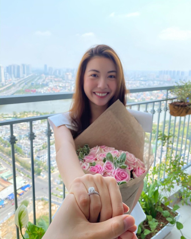 Sau thời gian dài úp mở về chuyện tình cảm, ngày 8/3 vừa qua, Á hậu Thúy Vân khiến nhiều người chú ý khi khoe bức ảnh đeo nhẫn kim cương ở ngón áp út như gián tiếp xác nhận là "hoa có chủ". Sau đó, cô xác nhận với Zing sẽ tổ chức đám cưới trong năm 2020 và chưa có thông tin cụ thể. Thúy Vân và bạn trai đã quen biết nhau từ vài năm trước nhưng tới 2019, cả hai mới chính thức hẹn hò. Người đẹp sinh năm 1993 tiết lộ cô được nửa kia đồng hành và cho nhiều lời khuyên trong công việc, cuộc sống.