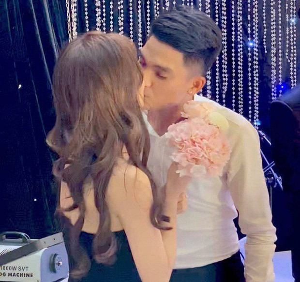 Mới nhất, chia sẻ với Zing, phía Mạc Văn Khoa cho hay nam diễn viên đang trong thời gian bận rộn với nhiều lịch trình ghi hình nên chưa có thêm thông tin chính thức về ngày trọng đại. Trước đó, ngày 9/2, trong đám cưới cầu thủ Duy Mạnh, Mạc Văn Khoa nhận được bó hoa cưới kèm lời chúc sẽ sớm về chung một nhà với bạn gái. Ngay lập tức, anh dành tặng nửa kia nụ hôn đắm đuối trước đông đảo khách mời. Hành động này của diễn viên quê Hải Dương được nhiều người cổ vũ.