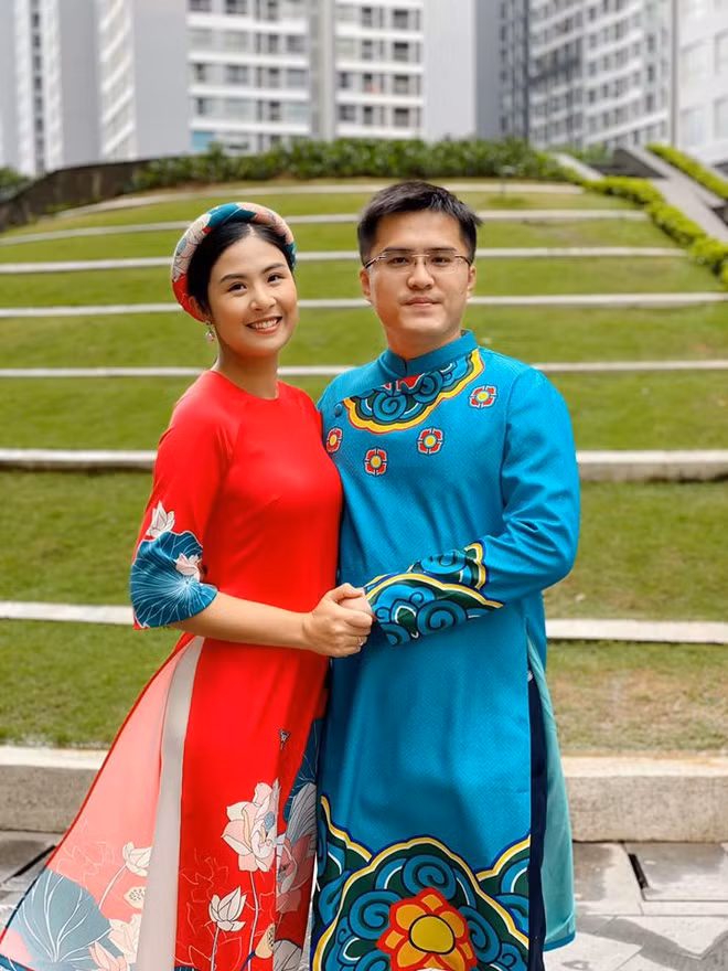 Nửa kia của Ngọc Hân là Phú Đạt, một nhân viên của Bộ Ngoại giao. Cả hai đã bên nhau nhiều năm, họ không chỉ là người yêu mà còn hỗ trợ nhau trong công việc. Người đẹp sinh năm 1989 tâm sự thêm việc hoãn cưới được cha mẹ hai bên ủng hộ. May mắn cô chưa đặt tiệc hay các dịch vụ cưới hỏi sớm.