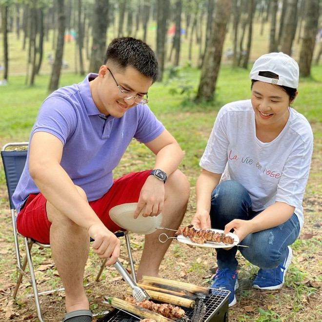 Hoa hậu Ngọc Hân và chồng tương lai đã tổ chức lễ dạm ngõ vào tháng 11/2019. Cả hai dự kiến làm đám cưới vào tháng 3/2020 nhưng phải tạm hoãn vì dịch bệnh COVID-19. "Chúng tôi quyết định hoãn cưới cho đến khi nào dịch được kiểm soát. Ban đầu, tôi và anh ấy có buồn một chút nhưng quan trọng nhất vẫn là đảm bảo sức khỏe cho bản thân mình, gia đình và cả khách mời. Tôi không muốn mọi người đi ăn cưới với tâm trạng lo lắng, bất an", Hoa hậu Việt Nam 2010 chia sẻ với Zing.