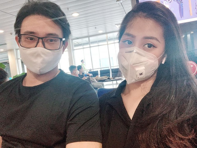 Vì tình hình dịch bệnh, ca sĩ Đông Hùng và bạn gái không thể tổ chức đám cưới sớm như dự kiến. Mới đây, xác nhận với Zing, Đông Hùng cho hay anh mới lên chức bố: "Tôi rất hạnh phúc xen lẫn sự bỡ ngỡ. Tôi tin nếu ai yêu thích mình thì cũng cảm thấy vui vì điều này". Về chuyện mang thai trước khi cưới, nam ca sĩ cho biết anh và bạn gái đã dự tính từ lâu và chuẩn bị đầy đủ cho việc đón chào con đầu lòng.