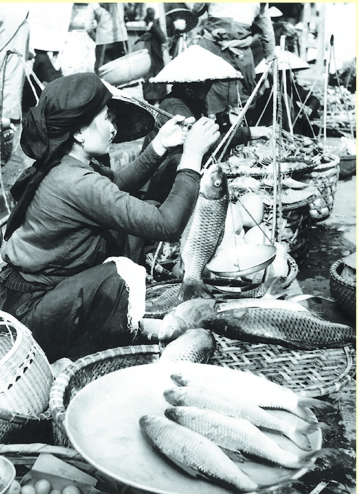 Cảnh bán cá trên phố ngày xưa.