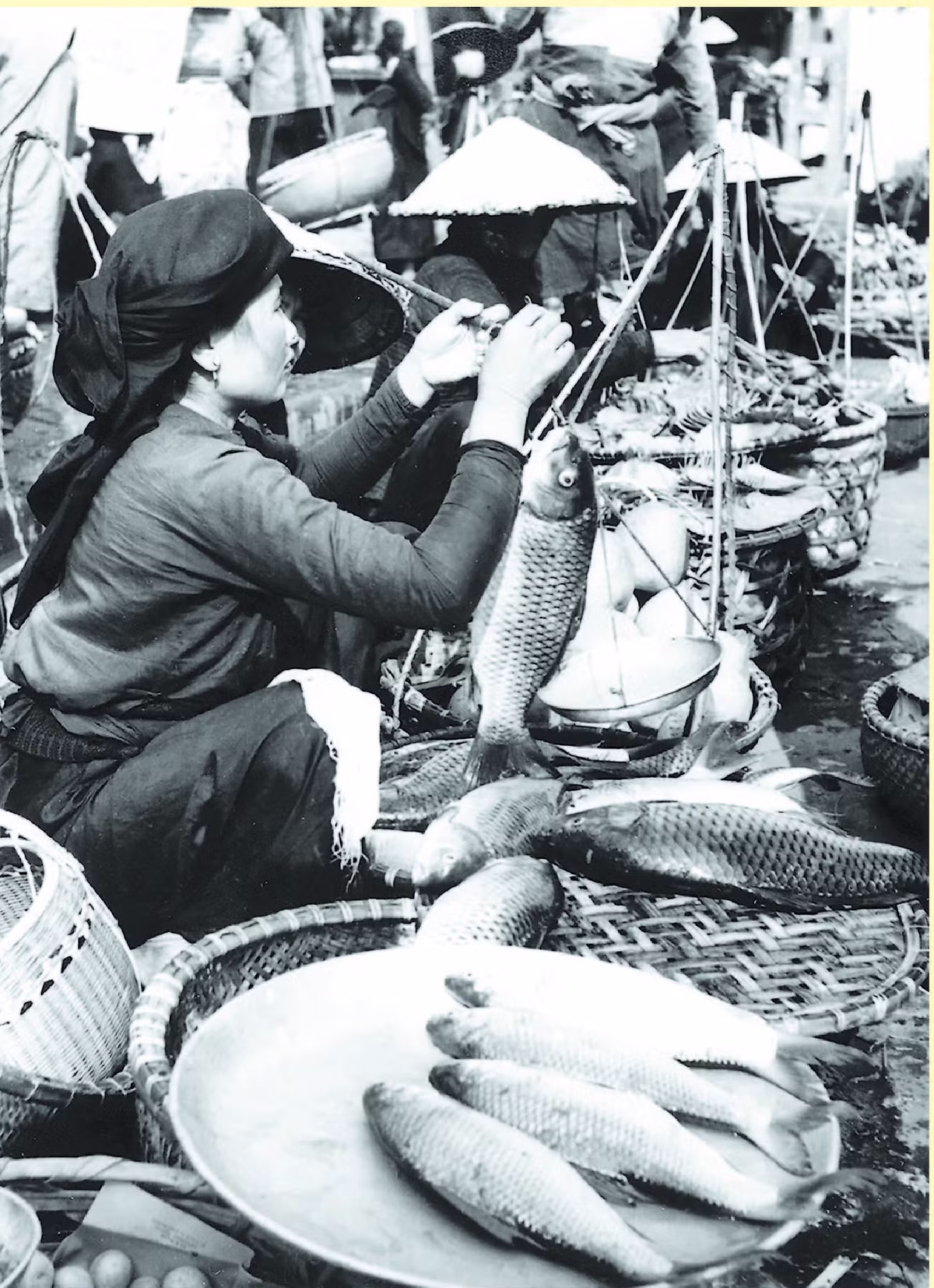 Cảnh bán cá trên phố ngày xưa.