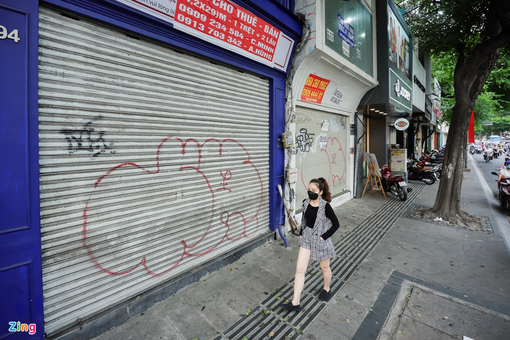 Đại dịch COVID-19 được xem như "giọt nước tràn ly", dẫn đến việc đóng cửa hàng loạt của các hộ kinh doanh, doanh nghiệp vừa và nhỏ trên địa bàn. Không khó để thấy cảnh những mặt bằng san sát nhau treo biển rao thuê, bán nhà trên những con đường từng luôn được săn đón.