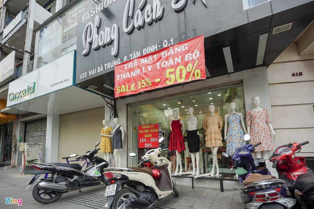 Mặc dù hoạt động kinh doanh ở một số ngành đã bắt đầu trở lại với trạng thái bình thường mới, nhưng việc cân đối tài chính trong và sau với nhiều hộ kinh doanh vẫn là một bài toán khó. Không ít cửa hàng đang cố gắng thu hồi vốn để trả lại mặt bằng, tạm thời ngừng kinh doanh.