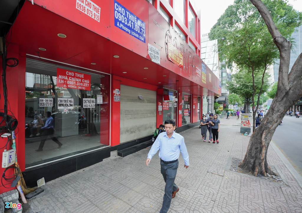 Từ khoảng đầu tháng 3, nhà phố bán lẻ cho thuê trên những tuyến đường sầm uất nhất quận 1, quận 3, Phú Nhuận... đồng loạt bị trả mặt bằng do tình hình kinh doanh của khách thuê gặp khó khăn trong đại dịch COVID-19.