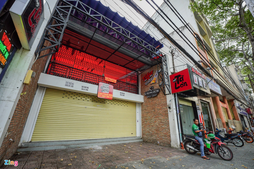 Trong một khảo sát mới đây của CBRE, 79% khách thuê lo ngại môi trường kinh doanh sáu tháng cuối năm sẽ trở nên xấu hơn do những tác động nặng nề về kinh tế của dịch bệnh. Mặc dù nhiều chủ nhà đã chấp nhận miễn, giảm giá thuê từ 10 - 30% cũng như áp dụng các biện pháp giãn, hoãn thời gian thanh toán hợp đồng để hỗ trợ khách, tuy nhiên, do doanh thu không có, trong khi tiền thuê mặt bằng là khoản lớn nhất trong chi phí kinh doanh nên khách thuê buộc phải đóng cửa.