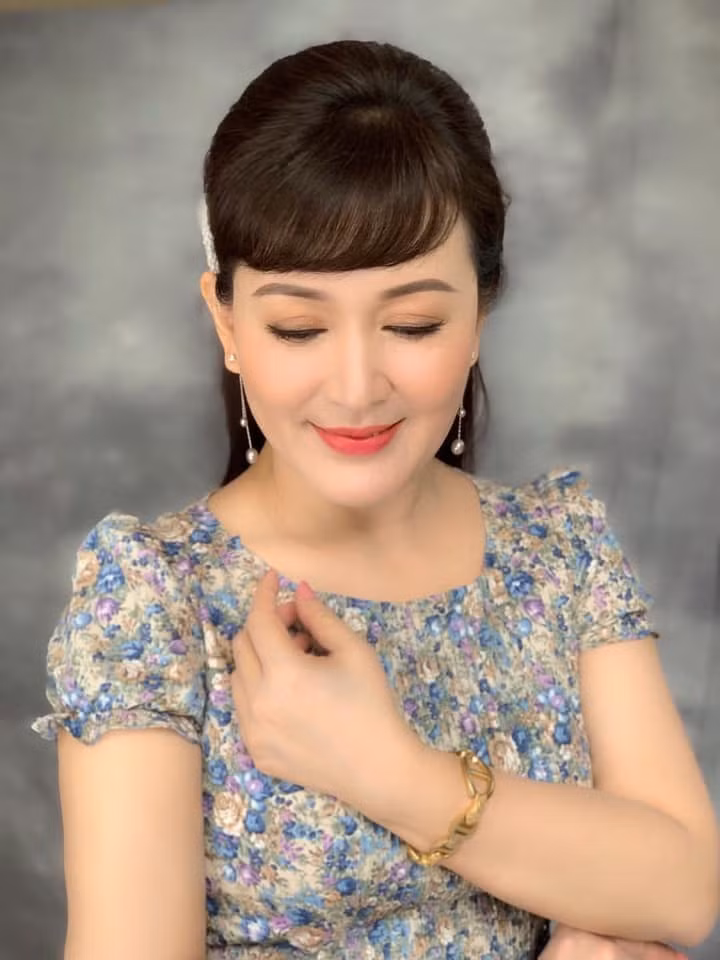 Thành công trong sự nghiệp nhưng NSND Minh Hòa gặp phải nhiều đồn thổi trong chuyện hôn nhân. NSND Minh Hòa từng bị đồn là bồ của NSND Hoàng Dũng vì khán giả thấy họ đóng cặp ăn ý quá.