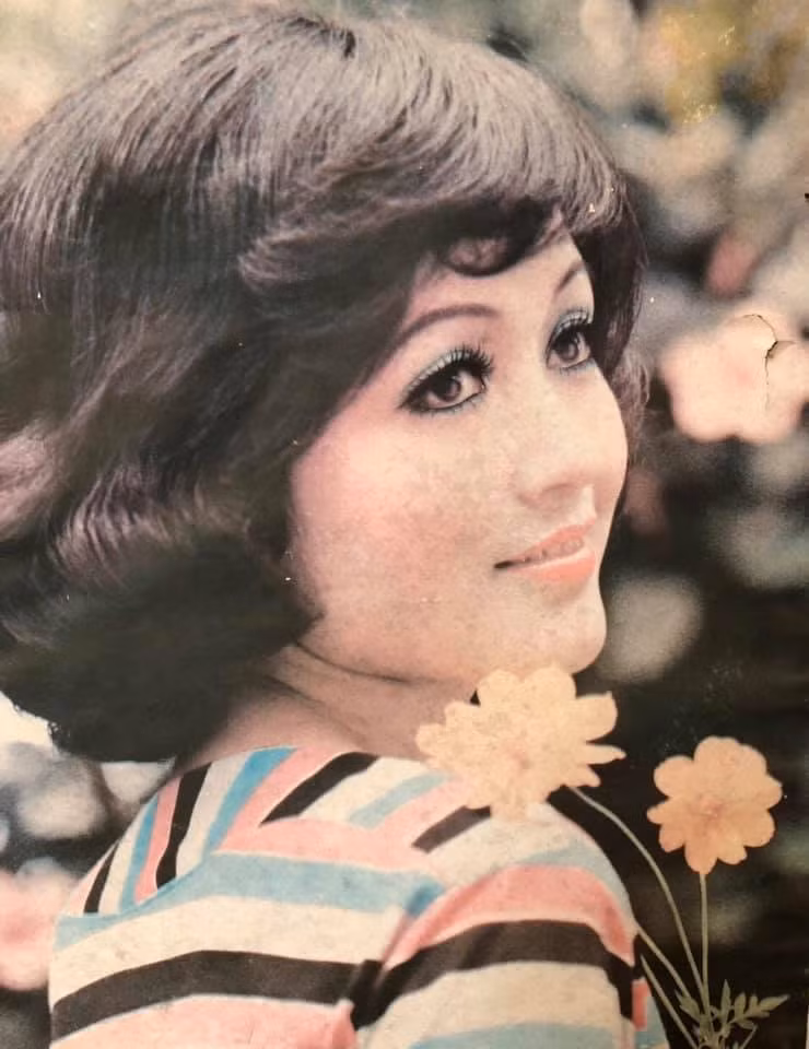 NSND Minh Hoà sinh ra và lớn lên tại Hà Nội, trong một gia đình có truyền thống nghệ thuật. Sau khi tốt nghiệp trường ĐH Sân khấu điện ảnh, Minh Hòa về công tác tại nhà hát kịch Hà Nội vào thời điểm hoàng kim của sân khấu.