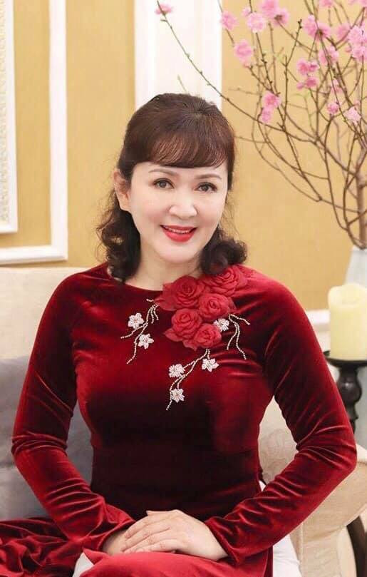 Nhưng bận mấy thì bận, phong thái khoan thai và ý thức chăm sóc bản thân của NSND Minh Hoà vẫn không thay đổi.