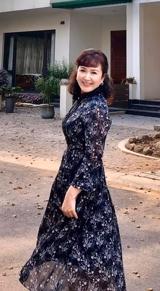 Cô chia sẻ, chồng làm giảng viên, còn con trai thì đang du học ở Úc và hiện tại Minh Hoà cảm thấy hài lòng với cuộc sống bình an của mình.