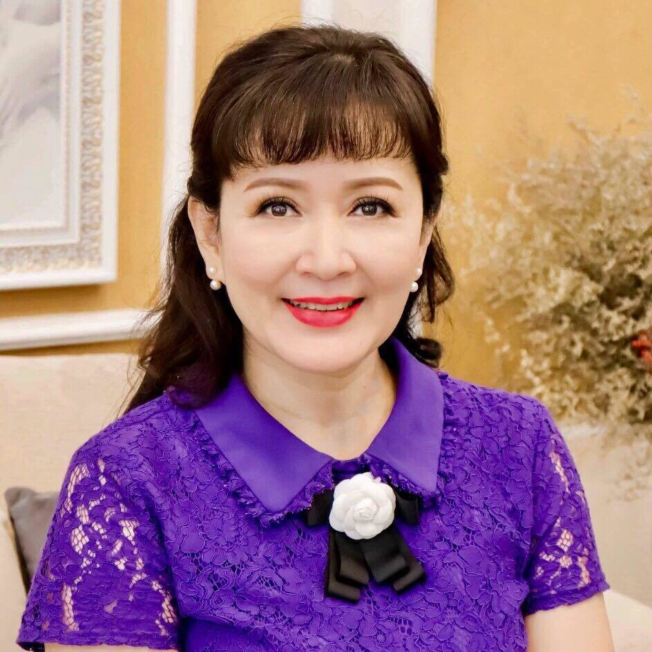 "Tôi chưa bao giờ tan vỡ hôn nhân, đó chỉ là tin đồn. Cuộc sống của tôi vẫn bình lặng. Chỉ có điều, hai vợ chồng làm hai công việc khác nhau nên đòi hỏi nhà lúc nào cũng đầy ắp tiếng cười thì rất khó. Còn chuyện giận nhau, có lúc không hiểu nhau nhà nào cũng có, tránh sao được", NSND Minh Hòa tiết lộ.