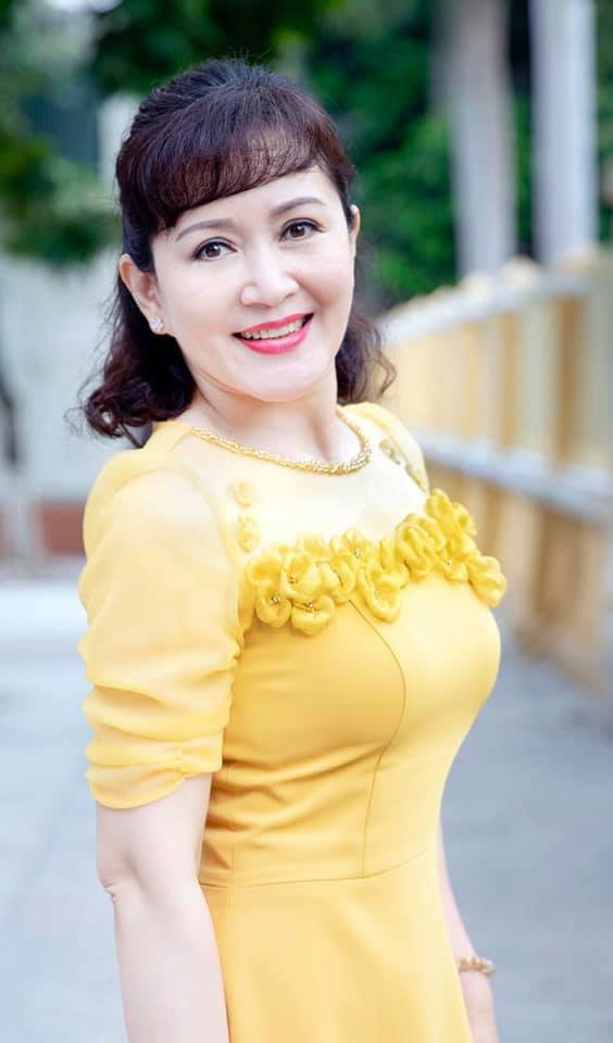 Một bí quyết 'hack tuổi' nữa của cô là dùng mỹ phẩm tốt, tốt và tốt. Cô bảo không bao giờ ham rẻ mua mỹ phẩm xách tay hay hàng trôi nổi, cứ nhãn hiệu đàng hoàng mà dùng, tuy hơi đắt nhưng thực ra dùng được rất lâu, da lại an toàn. Làm diễn viên, son phấn suốt ngày, chỉ cần chất lượng không tốt là biết nhau ngay.