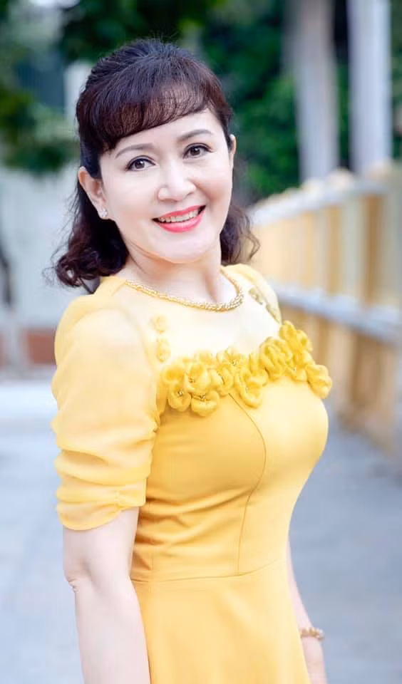 Một bí quyết 'hack tuổi' nữa của cô là dùng mỹ phẩm tốt, tốt và tốt. Cô bảo không bao giờ ham rẻ mua mỹ phẩm xách tay hay hàng trôi nổi, cứ nhãn hiệu đàng hoàng mà dùng, tuy hơi đắt nhưng thực ra dùng được rất lâu, da lại an toàn. Làm diễn viên, son phấn suốt ngày, chỉ cần chất lượng không tốt là biết nhau ngay.